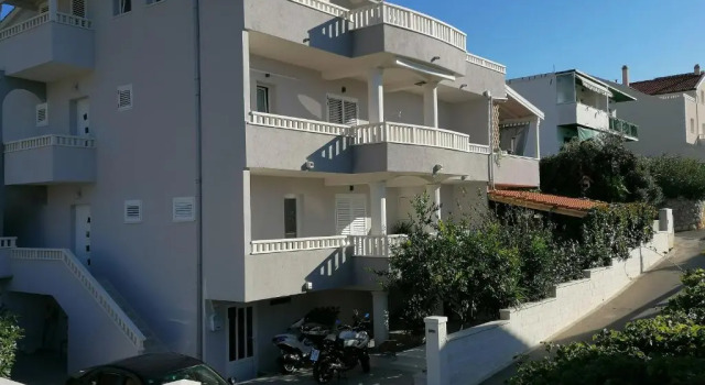 Apartments Iris, Забронировать Апартаменты/квартира Хвар Остров Хвар, рядом с Частный Пляж «Си Ю Румс»