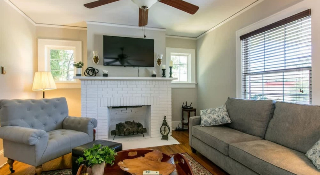 Roomy 5BR Bungalow w Backyard Close to Downtown, 预订 酒店 亨德森维尔 北卡罗莱纳州