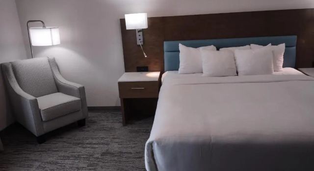 Четырёхместный семейный люкс c 1 комнатой TRYP by Wyndham Tallahassee North I-10 Capital Circle