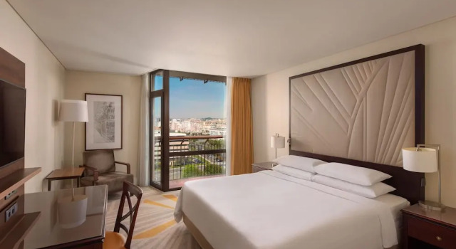 Двухместный номер Comfort с балконом и с видом на бассейн Lisbon Marriott Hotel