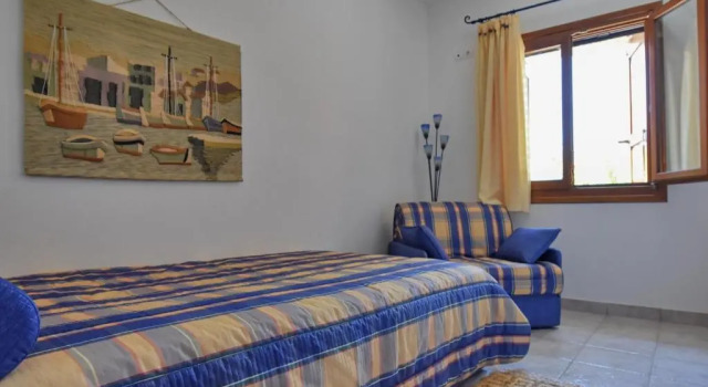 Villa Mirsini, a 5 minute walk from 2 beaches, Book Hotel Korissia Kea