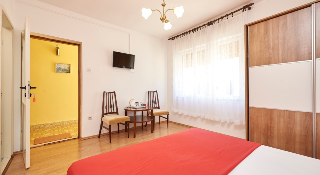 Room Ivo - with garden: R2 Trogir, Riviera Trogir, Забронировать Апартаменты/квартира Трогир 