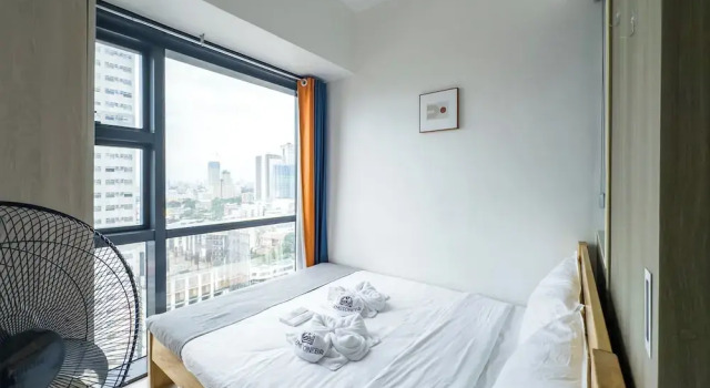 Семейный номер Standard с 2 комнатами с балконом и с видом на бассейн GemstoneBR in SMDC Fame Residences