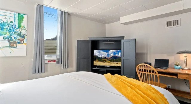 Garden Level Apt Mtn Ave, 8 Min Walk to Old Town!, Rezerwuj Hotel Hotele w Fort Collins z parkingiem, Parking
