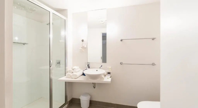 Четырёхместный номер Standard Customs House Hotel