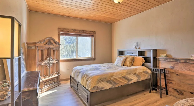 Cozy Bailey Cabin w/ Sweeping Mountain Views!