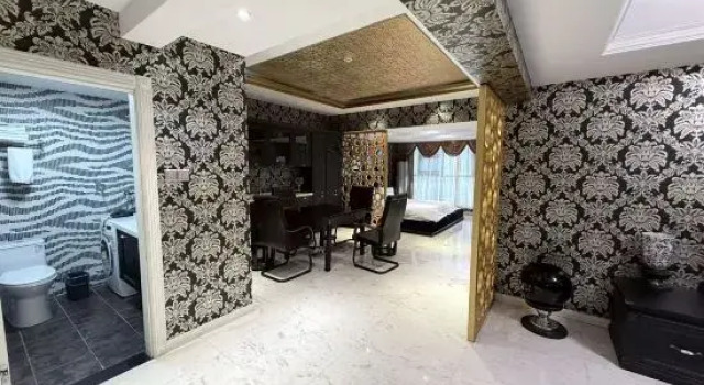 Suite World Trade Hotel (Luoyang Longmen High-speed Railway Station Sports Center)