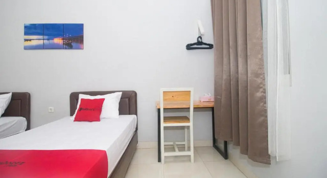 Номер Standard RedDoorz Plus Syariah near Alun Alun Sampang