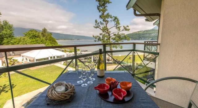Апартаменты с 2 комнатами Les Roseaux du Lac - 7 appartements situés dans une résidence posée au bord du lac dAnnecy