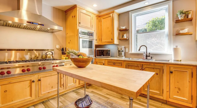 Коттедж Spacious Home ~ 4 Blocks to Asbury Park Beach!