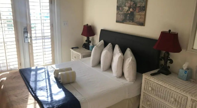 Кровать в общем номере (мужской номер) с видом на бассейн New Orleans House