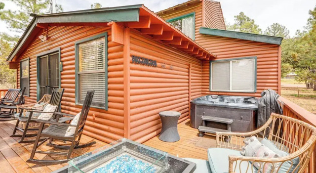 Коттедж Private Hot Tub & Fire Pit: Pine Cabin Near Hiking