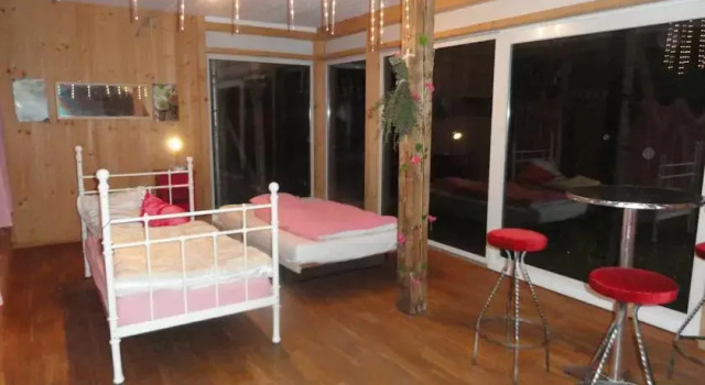 Kleines Haus im Grünen, Zirkuswagen, Hängebett & Zimmerli, Varaa Hotelli Kappel Zürich
