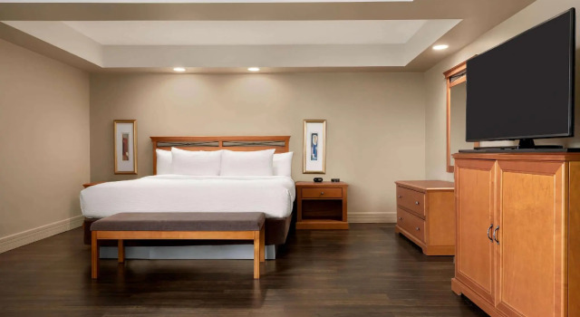 Двухместный номер Deluxe Grand Hotel & Conference Centre Calgary Airport, an Ascend Collection Hotel