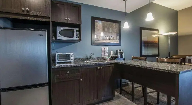 Четырёхместный люкс Quality Inn & Suites