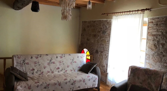 Tarihi Kucuk Tas Konak