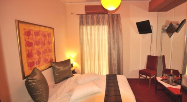 Proteas Hotel, Забронировать Отель Отели Афины с парковкой, рядом с Театр Каролос Коун "Театрон технис", Парковка