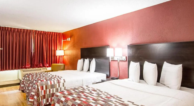 Четырёхместный номер Deluxe Red Roof Inn Battle Creek