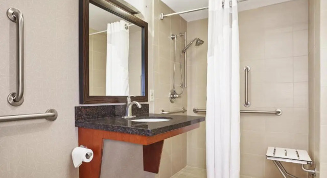 Четырёхместный номер Standard Holiday Inn Express Hotels- Hampton by IHG