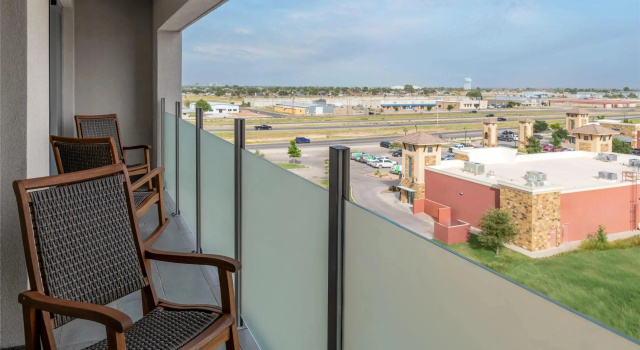 Четырёхместный люкс с 2 комнатами Doubletree By Hilton Midland West Loop I-250