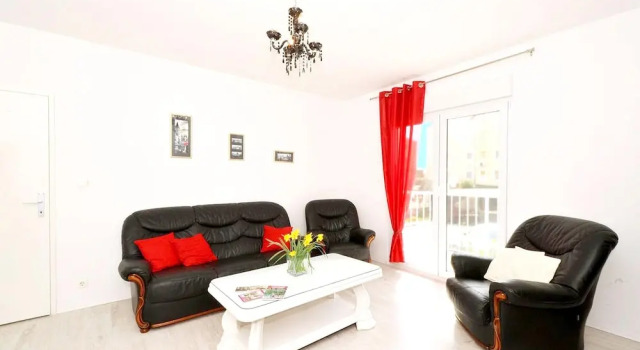 Apartment With 3 Bedrooms in Stobrec, With Furnished Balcony and Wifi Near the Beach, Rezerwuj Apartament Hotele w Split-Dalmatia County z parkingiem, Parking