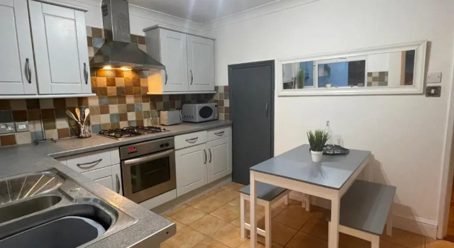 Коттедж Cosy home with FREE PARKING and fast internet