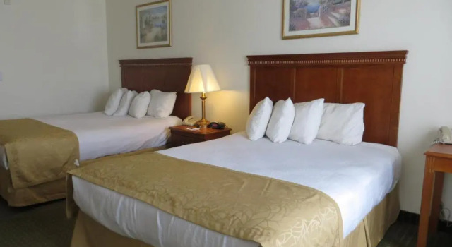 Четырёхместный номер Deluxe Best Western Plus Lake Elsinore Inn & Suites
