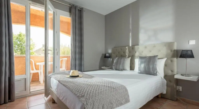 Havuz manzaralı Standart çift kişilik oda Hôtel Saint Geniès
