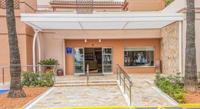Отель Los Amigos Beach Club