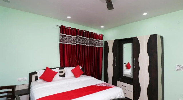 City Tower Hotel By OYO Rooms, Prenota Hotel Baharampur West Bengal