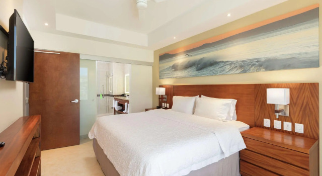 Двухместный люкс с 2 комнатами Hampton Inn & Suites by Hilton Los Cabos