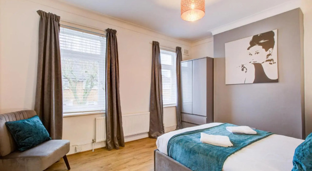 Cosy 2 Bed House in Leyton - Close to Vibrant East Village, Westfield, Olympic Park and the Canals