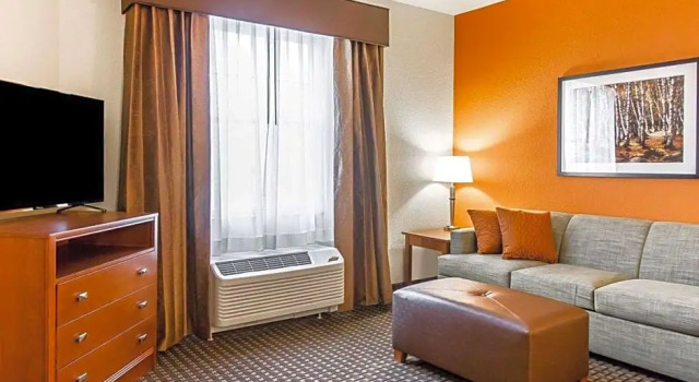 Шестиместный люкс MainStay Suites Stanley