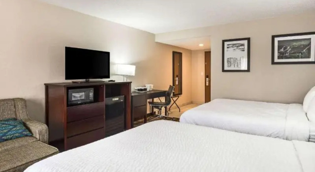 Четырёхместный номер Standard с балконом Pocono Inn & Banquet - Stroudsburg
