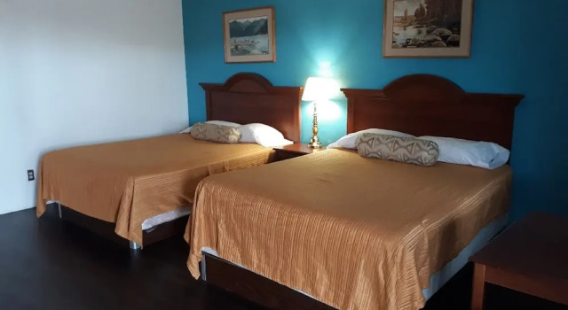 Четырёхместный номер Standard Stay Express Inn Hamilton
