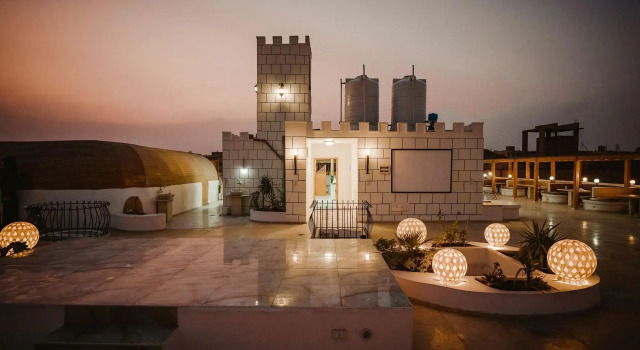 Desert Moon, Book Hotel Giza 