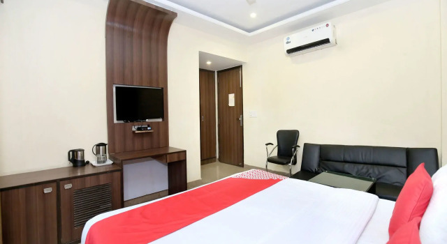 OYO 5710 The Majestic Crown Hotel