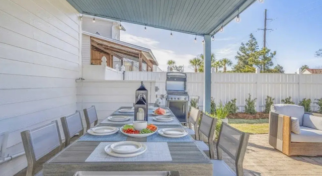 Коттедж 7bdr w/ Private Pool, Hot Tub, Fire Pit, Walk to Beach Tidal Wave by Avantstay