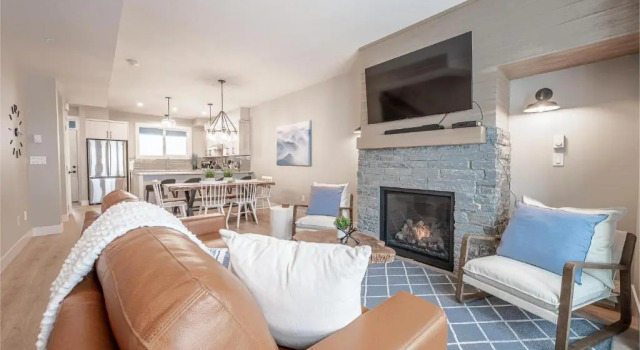 Grizzly Ridge Getaway Brand New, Hot Tub, Sleeps 11