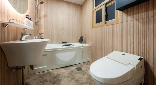 Коттедж с 4 комнатами с видом на океан Jigeum Yeosu Ocean View Pension