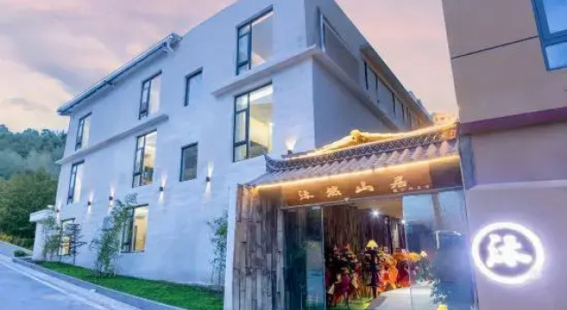 Muran Mountain Residence Designer Boutique Stay (Dukezong Ancient City Dafosi Prayer Wheel)