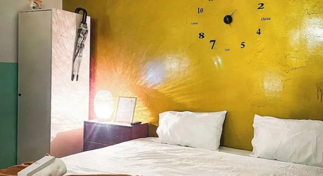 Апартаменты Poolside Apartment - Sleeps 4, Ac & Hot Shower