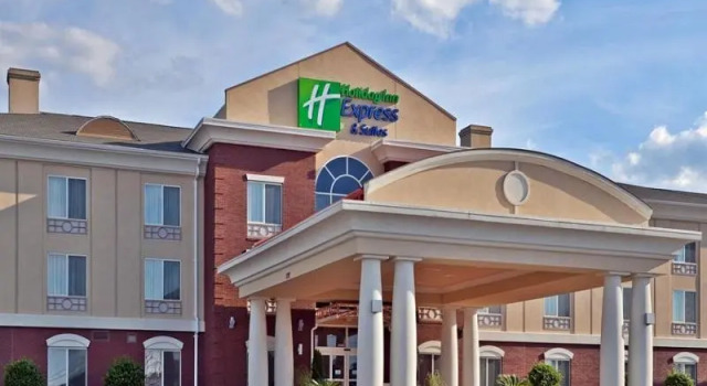 Кровать в общем номере Holiday Inn Express Hotel & Suites Dothan North by IHG
