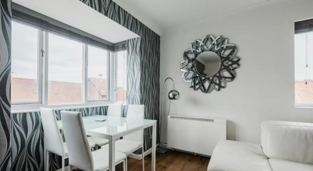 Hullidays - 'Old School Penthouse' Trinity Square, Забронировать Отель Кингстон-апон-Халл Восточный райдинг Йоркшира, рядом с Hull Combined Court Centre