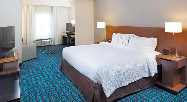 Двухместный люкс c 1 комнатой Fairfield Inn & Suites by Marriott Savannah Downtown Historic District