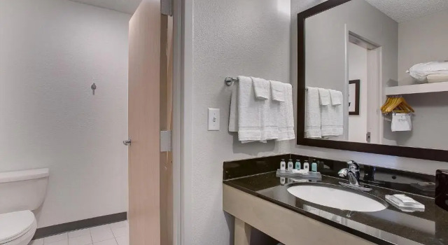 Четырёхместный номер Standard Country Inn & Suites by Radisson, Wichita East, KS