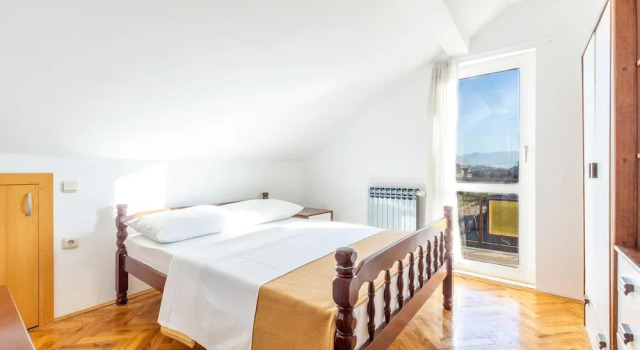 Stunning Apartment in Kastel Luksic With 3 Bedrooms