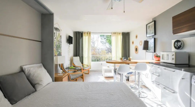 Grand Studio lumineux, piscine, quartier authentique, Book Hotel Hotels in Camargue with a Pool, Swimming Pool