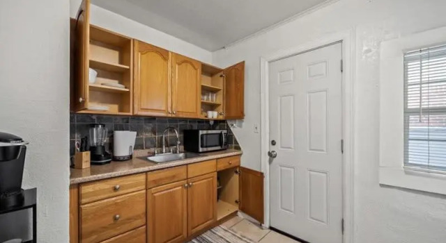 Spacious 1 Bedroom Midtown Tulsa Duplex w private Yard for Dogie, Reservar Apartamento Tulsa Oklahoma