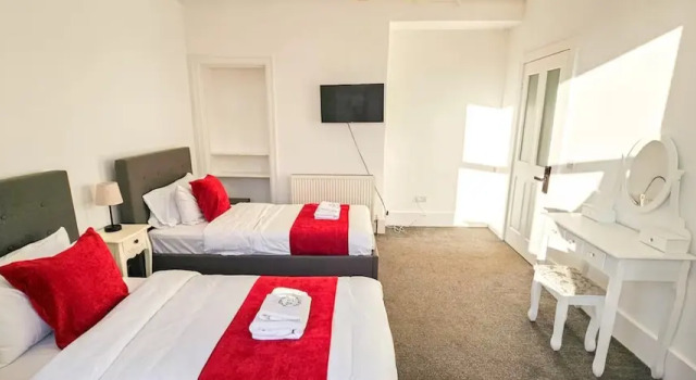 House Sleeps 6 With Enclosed Garden, Book Feriehus Sommerhuse i Edinburgh, Hytte